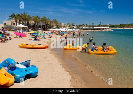 Portugal, Algarve Tretboote am Strand von Praia da Rocha Stockfoto