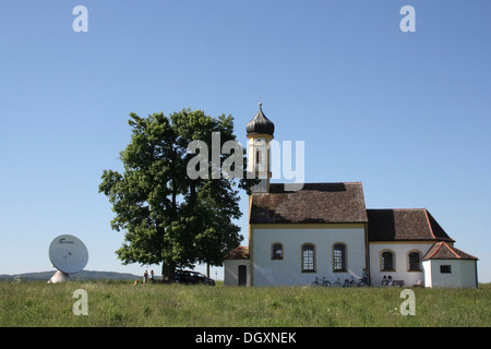Wallfahrtskirche St. Johann und eine Satellitenantenne in Raisting am Ammersee See, Oberbayern, Deutschland, Europa Stockfoto