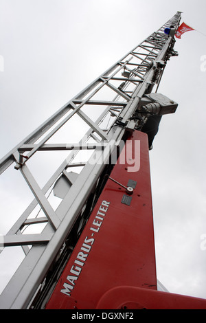 Erweiterte Drehleiter ein Feuerwehrauto Stockfoto