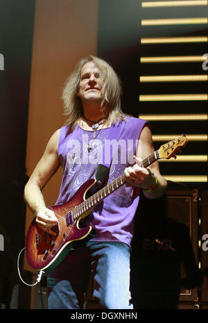 Berlin, Deutschland. 26. Oktober 2013. Gitarrist Steve Morse der US-Band Deep Purple führt auf der Bühne während eines Konzerts in Berlin, Deutschland, 26. Oktober 2013. Foto: Lutz Müller-Bohlen/Dpa/Alamy Live-Nachrichten Stockfoto