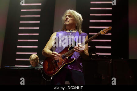 Berlin, Deutschland. 26. Oktober 2013. Gitarrist Steve Morse der US-Band Deep Purple führt auf der Bühne während eines Konzerts in Berlin, Deutschland, 26. Oktober 2013. Foto: Lutz Müller-Bohlen/Dpa/Alamy Live-Nachrichten Stockfoto