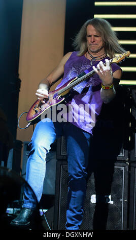 Berlin, Deutschland. 26. Oktober 2013. Gitarrist Steve Morse der US-Band Deep Purple führt auf der Bühne während eines Konzerts in Berlin, Deutschland, 26. Oktober 2013. Foto: Lutz Müller-Bohlen/Dpa/Alamy Live-Nachrichten Stockfoto