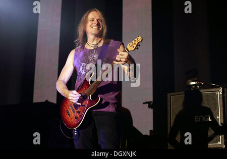 Berlin, Deutschland. 26. Oktober 2013. Gitarrist Steve Morse der US-Band Deep Purple führt auf der Bühne während eines Konzerts in Berlin, Deutschland, 26. Oktober 2013. Foto: Lutz Müller-Bohlen/Dpa/Alamy Live-Nachrichten Stockfoto