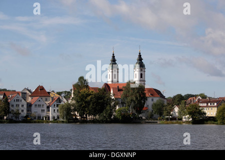 See-Stadtsee und die Twin Towers von der Stiftskirche St. Peter, Bad Waldsee, Landkreis Ravensburg, Oberschwaben Stockfoto