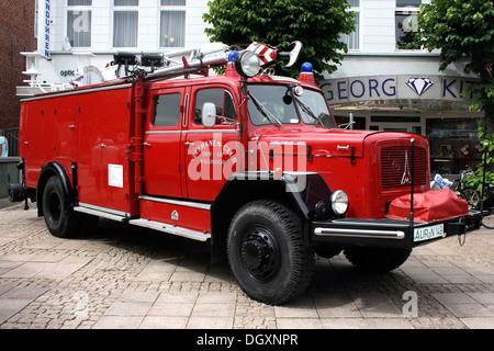 Magirus Deutz Feuerwehrfahrzeug, Oldtimer, Feuerwehr-Ausstellung auf dem Marktplatz in Aurich, Ostfriesland, Niedersachsen Stockfoto