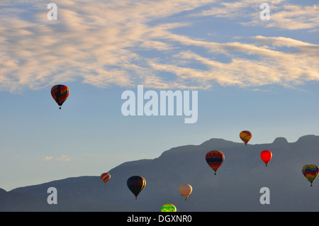 Heißluft-Ballon schwebt über Albuquerque, New Mexico, USA Stockfoto
