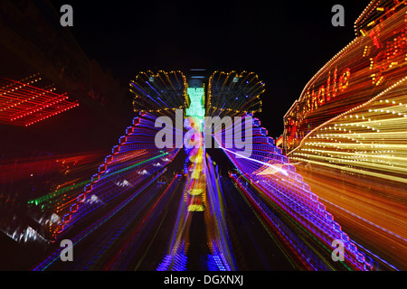 Lustige Fahrt X-Factor, Lichtspuren, Nachtaufnahme, Biberacher Schuetzenfest Messe, Gigelberg Vergnügen Boden, Biberach ein der Riss Stockfoto