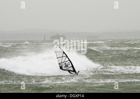 Hayling Island, Hampshire, UK. 27. Oktober 2013. Windsurfer vor Hayling Island während der Oktober Segeln Sturm Credit: Rob Wilkinson/Alamy Live News Stockfoto