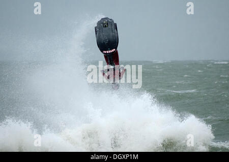 Hayling Island, Hampshire, UK. 27. Oktober 2013. Jet-Ski in den Wellen vor Hayling Island während der Stürme Credit: Rob Wilkinson/Alamy Live News Stockfoto