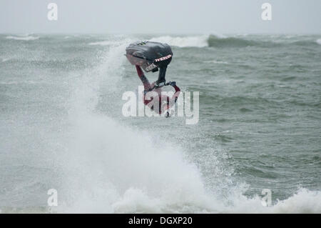 Hayling Island, Hampshire, UK. 27. Oktober 2013. Jet-Ski in den Wellen vor Hayling Island während der Stürme Credit: Rob Wilkinson/Alamy Live News Stockfoto