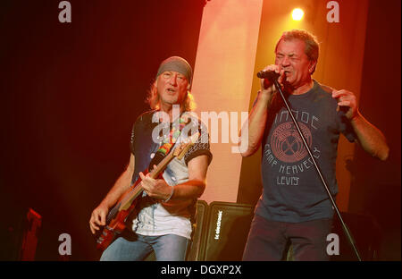 Berlin, Deutschland. 26. Oktober 2013. Bassist Roger Glover (L) und Sänger Ian Gillan der US-Band Deep Purple durchzuführen auf der Bühne während eines Konzerts in Berlin, Deutschland, 26. Oktober 2013. Foto: Lutz Müller-Bohlen/Dpa/Alamy Live-Nachrichten Stockfoto