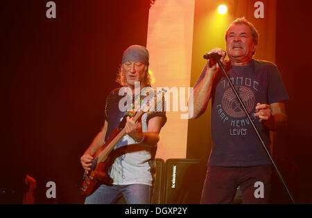 Berlin, Deutschland. 26. Oktober 2013. Bassist Roger Glover (L) und Sänger Ian Gillan der US-Band Deep Purple durchzuführen auf der Bühne während eines Konzerts in Berlin, Deutschland, 26. Oktober 2013. Foto: Lutz Müller-Bohlen/Dpa/Alamy Live-Nachrichten Stockfoto