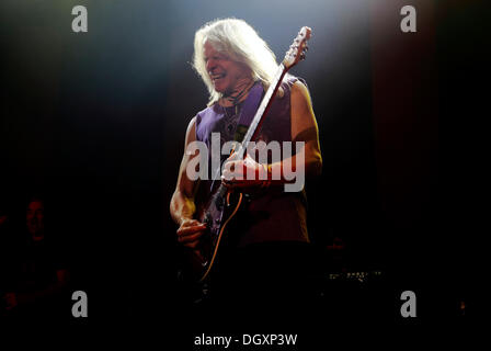 Berlin, Deutschland. 26. Oktober 2013. Gitarrist Steve Morse der US-Band Deep Purple führt auf der Bühne während eines Konzerts in Berlin, Deutschland, 26. Oktober 2013. Foto: Lutz Müller-Bohlen/Dpa/Alamy Live-Nachrichten Stockfoto