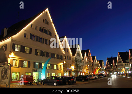 Häuser am Marktplatz Marktplatz zur blauen Stunde, Biberach ein der Riss, Oberschwaben, Baden-Württemberg Stockfoto