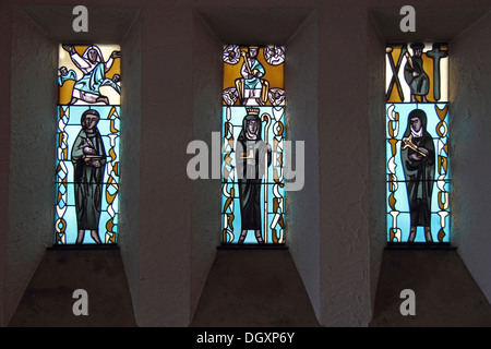 Drei farbige Glasfenster, Innenansicht, Bussenkirche Kirche, St. Johannes der Täufer Auf Dem Bussen, Offingen, Uttenweiler Stockfoto