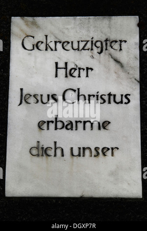 Inschrift auf der Basis von einem Wegkreuz, Landkreis Biberach, Oberschwaben, in der Nähe von Oberstadion, Baden-Württemberg, Deutschland Stockfoto