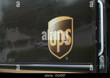 Seite des UPS (United Parcel Service) LKW mit Firmenlogo. Stockfoto