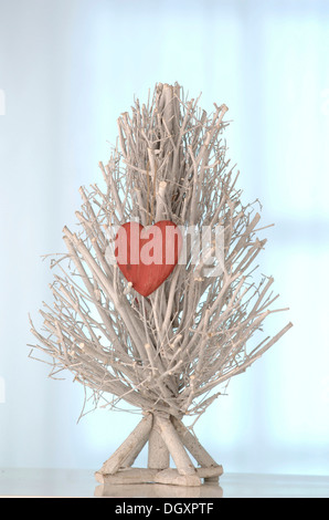 Weißen Baum Zweige mit einem roten Herz aus Holz und ein Geschenk aus Stockfoto