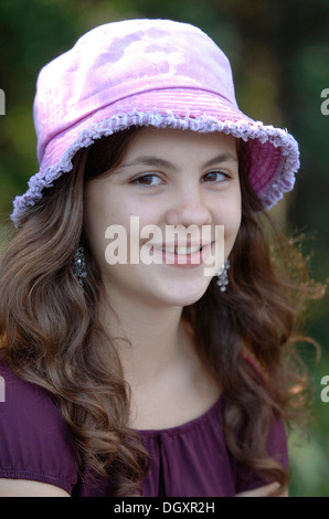 Teenager-Mädchen mit Hut, Porträt Stockfoto