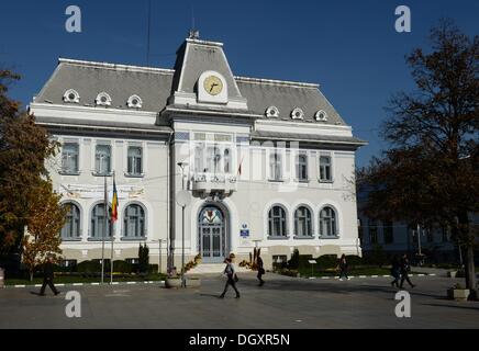 Pitesti, Rumänien. 21. Oktober 2013. Rathaus und Rathausplatz im Zentrum Stadt Pitesti, Rumänien, 21. Oktober 2013. Foto: Jens Kalaene/Dpa/Alamy Live News Stockfoto