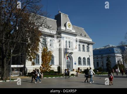 Pitesti, Rumänien. 21. Oktober 2013. Rathaus und Rathausplatz im Zentrum Stadt Pitesti, Rumänien, 21. Oktober 2013. Foto: Jens Kalaene/Dpa/Alamy Live News Stockfoto