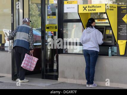 Eine Frau zieht Geld von einem Geldautomaten in einer Raiffeisen-Bank in Pitesti, Rumänien, 21. Oktober 2013. Foto: Jens Kalaene Stockfoto