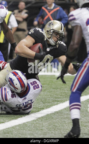 New Orleans, LOUISIANA, USA. 27. Oktober 2013. New Orleans Saint-Tight-End JIMMY GRAHAM macht einen Touchdown in Angriff genommen von Buffalo Bill DA'NORRIS SEARCY im Mercedes-Benz Superdome in New Orleans, Louisiana. Dan Anderson/ZUMAPRESS.com/Alamy © Live-Nachrichten Stockfoto