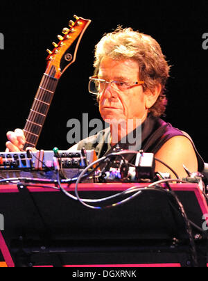 Datei-PIX: Frankfurt Main, Deutschland. 02. Sep, 2009. US-Musiker Lou Reed führt in der Jahrhunderthalle in Frankfurt Main, Deutschland, 2. September 2009. Das Programm besteht aus mehreren Hits des Musikers, Instrumentals, Duette, Auszüge aus Theaterstücke und Gedichte. Foto: Uwe Anspach/Dpa/Alamy Live News Stockfoto