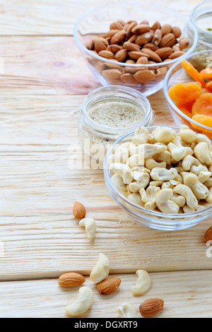 Cashew-Nüssen, Mandeln und getrockneten Aprikosen in eine Schüssel geben, Essen Nahaufnahme Stockfoto