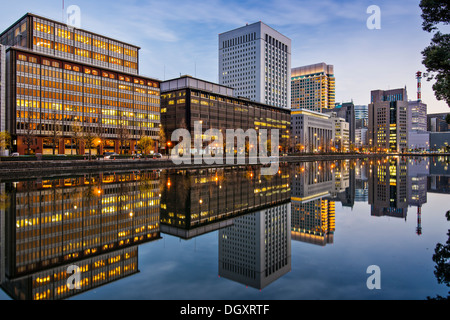 Marunouchi, Tokyo, Japan Gebäude reflektieren auf dem Kaiserpalast Graben. Stockfoto