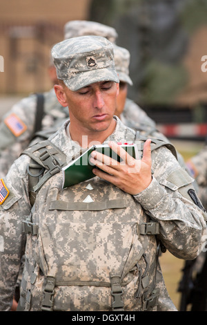 Eine männliche Bewerber Drill Sergeant liest aus seinem Handbuch im uns Army Drill Instruktoren Schule Fort Jackson während Bildung 26. September 2013 in Columbia, SC 14 Prozent der Armee Frauen Soldaten ist zwar es ein Mangel an weiblichen Drill Sergeants. Stockfoto