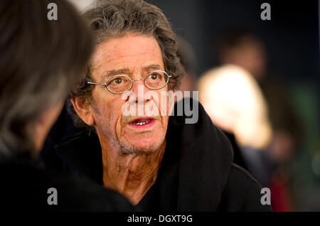 Datei-PIX: Frankfurt Am Main, Deutschland. 3. November 2012. New York-Rockstar Lou Reed besucht eine Ausstellung mit Fotografien aus seinem neuesten Buch "Rimes - Reime" in Frankfurt Am Main, Deutschland, 3. November 2012. Foto: Nicolas Armer/Dpa/Alamy Live News Stockfoto