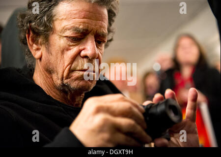 Datei-PIX: Frankfurt Am Main, Deutschland. 3. November 2012. New York-Rockstar Lou Reed besucht eine Ausstellung mit Fotografien aus seinem neuesten Buch "Rimes - Reime" in Frankfurt Am Main, Deutschland, 3. November 2012. Foto: Nicolas Armer/Dpa/Alamy Live News Stockfoto