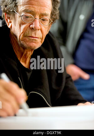 Datei-PIX: Frankfurt Am Main, Deutschland. 3. November 2012. New York-Rockstar Lou Reed besucht eine Ausstellung mit Fotografien aus seinem neuesten Buch "Rimes - Reime" in Frankfurt Am Main, Deutschland, 3. November 2012. Foto: Nicolas Armer/Dpa/Alamy Live News Stockfoto