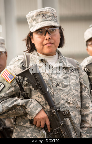 Drill Sergeant Kandidatinnen im uns Army Drill Instruktoren Schule Fort Jackson hören während Waffentraining 26. September 2013 in Columbia, SC 14 Prozent der Armee Frauen Soldaten ist zwar es ein Mangel an weiblichen Drill Sergeants. Stockfoto