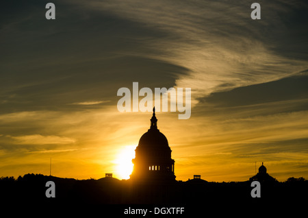 Die Sonne geht hinter eine Silhouette des Felsendoms das Kapitolgebäude (Kongress) in Washington, D.C., beleuchten die hellen Wolken. Stockfoto