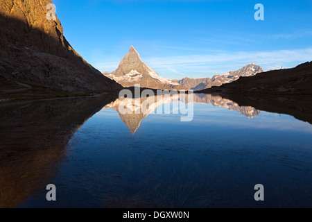 Matterhorn-Reflecton im Riffelsee nach Sonnenaufgang, Zermatt, Alpen, Schweiz Stockfoto