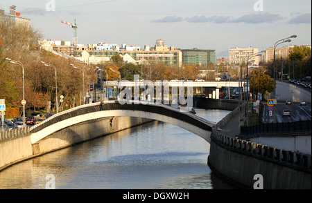 Brücke über den Fluss Yauza in Moskau Stockfoto