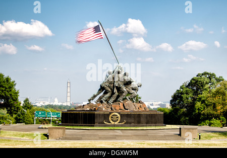 ARLINGTON, Virginia, USA – das Iwo Jima Memorial, auch bekannt als Marine Corps war Memorial, steht hoch in Arlington, Virginia, und zeigt die Kultszene von sechs US-Marines, die während der Schlacht um Iwo Jima im Zweiten Weltkrieg die amerikanische Flagge hissen Die Gedenkstätte dient als Symbol der Ehre und des Opfers des United States Marine Corps. Stockfoto