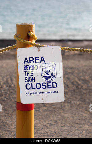 Geschlossen Schild schützt Lebensraum für bedrohte Tierarten in Midway Atoll National Wildlife Refuge Stockfoto