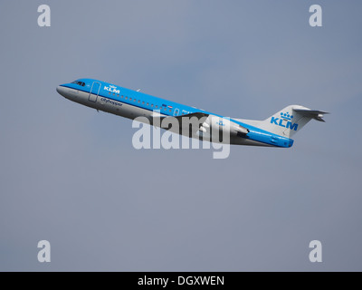PH-KZR ist ein KLM Cityhopper Fokker F70, der am 25. August 2013 vom Flughafen Amsterdam Schiphol gestartet wurde. Dieser Regionaljet wird für kurz- bis Mittelstreckenflüge eingesetzt. Stockfoto