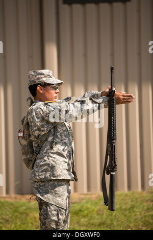 Frau Feldwebel Kandidat wird auf Waffen Bohrer im uns Army Drill