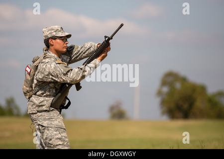 Frau Feldwebel Kandidat wird auf Waffen Bohrer im uns Army Drill