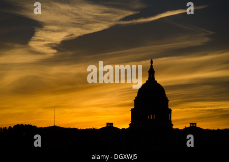 WASHINGTON DC, USA – die Sonne geht hinter einer Silhouette der Kuppel des US Capitol Building (Congress) in Washington DC auf und beleuchtet die Lichtwolken. Stockfoto