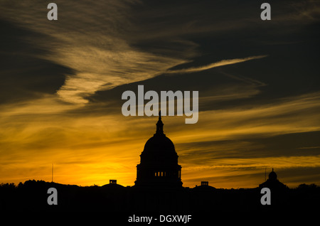 WASHINGTON DC, USA – die Sonne geht hinter einer Silhouette der Kuppel des US Capitol Building (Congress) in Washington DC auf und beleuchtet die Lichtwolken. Stockfoto