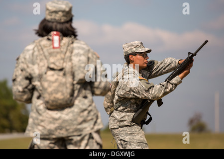 Frau Feldwebel Kandidat wird auf Waffen Bohrer im uns Army Drill