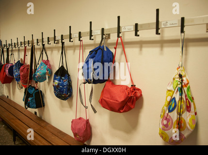 Garderobe im Flur Schule mit abgehängten Sporttaschen Stockfoto