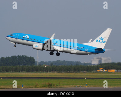 Die PH-BXF ist eine Boeing 737-8K2(WL), die von KLM Royal Dutch Airlines betrieben wird und vom Flughafen Schiphol in Amsterdam startet. Dieses Flugzeug ist Teil der Flotte von KLM und bedient nationale und internationale Flüge. Stockfoto