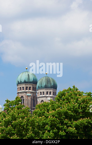 Türme der Frauenkirche oder Kathedrale unserer lieben Frau mit blühenden Kastanien Bäume, Innenstadt, München, Bayern, Oberbayern Stockfoto