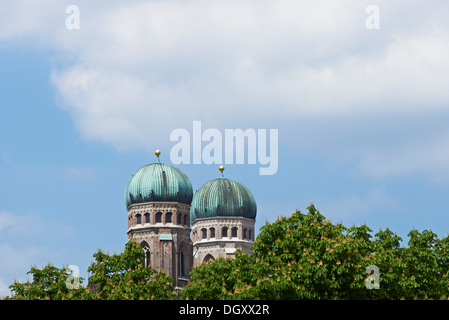 Türme der Frauenkirche oder Kathedrale unserer lieben Frau mit blühenden Kastanien Bäume, Innenstadt, München, Bayern, Oberbayern Stockfoto